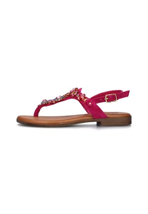 Sandalo in suede rosa con dettagli in perline, design T-strap, suola piatta e cinturino alla caviglia regolabile. Presenta una soletta liscia e marrone.