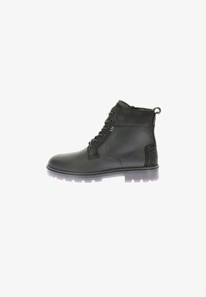 Bottines à lacets noires avec une tige en cuir lisse et des accents en daim, dotées d'une semelle en caoutchouc robuste et d'un talon renforcé pour un meilleur soutien.