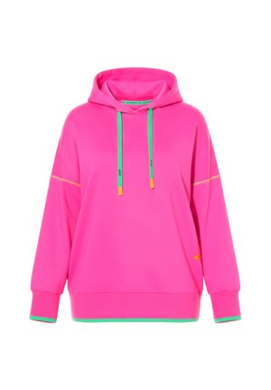 Felroze capuchontrui met groene trekkoorden, geribbelde manchetten en zoom met groene rand, getoond op een witte achtergrond.