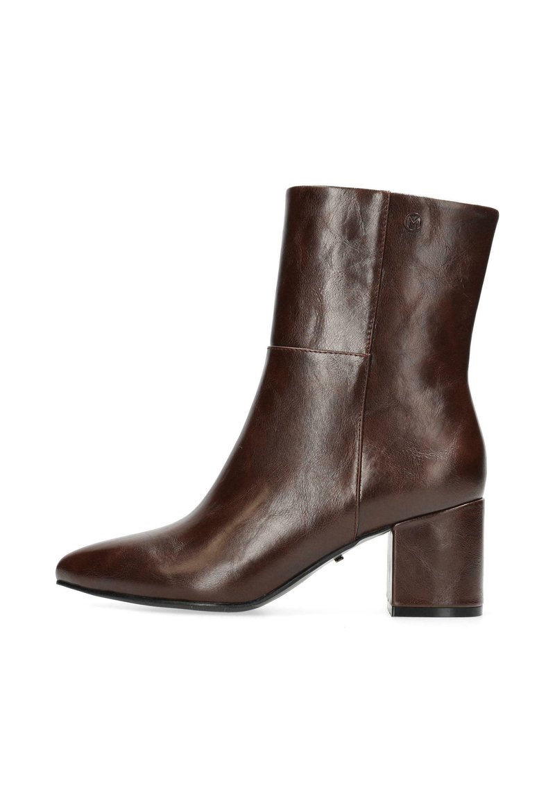 Bota de cuero marrón hasta el tobillo con punta afilada, textura suave y tacón cuadrado; presenta un sutil logo de la marca en el lateral.
