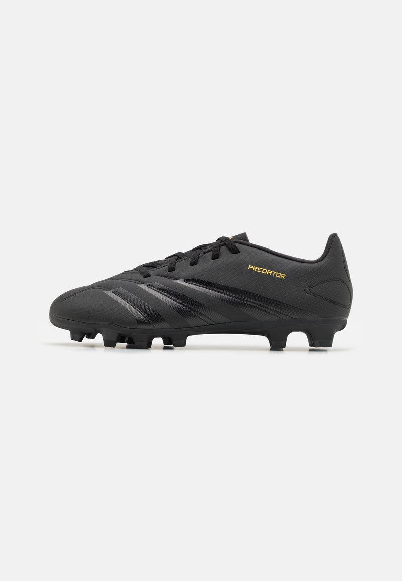 Botín de fútbol negro con parte superior sintética texturizada, que presenta un diseño de franjas en negro brillante, cordones tradicionales y tacos moldeados para tracción.