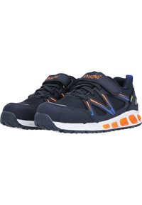 Scarpe sportive in rete blu navy con accenti arancioni e blu, dotate di colletto imbottito, cinturino regolabile, suola in gomma e grip testurizzato.