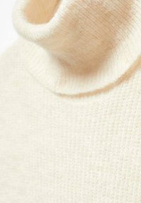 Pull à col roulé en maille fine de couleur crème avec col côtelé et texture douce, présentant un motif subtil et un tissu léger.