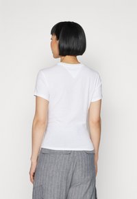 Tommy Jeans ESSENTIAL LOGO - Marškinėliai su spaudiniu - white