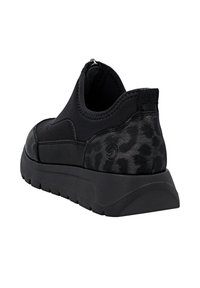 Bottines noires à enfiler avec un dessus lisse et un imprim�é léopard noir texturé sur le talon, ainsi qu'une épaisse semelle en caoutchouc noir.