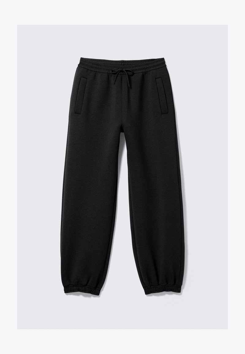 Mustad mustad püksid, millel on nööriga vöökoht, elastsed mansetid ja kaks külgtaskut. Valmistatud pehmest materjalist ning sileda tekstuuriga.