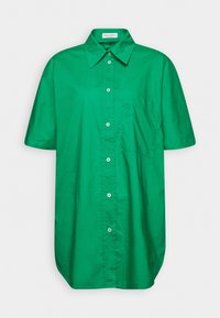 Camicia verde a maniche corte con bottoni, caratterizzata da un colletto classico, tasca frontale e un tessuto leggero e liscio con una vestibilità comoda.