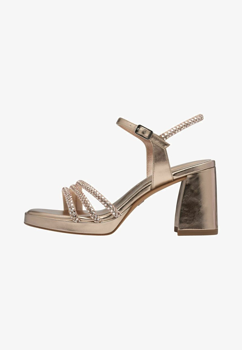 Metallic gouden hoge hak sandalen met drie verwoven banden versierd met rhinestones. Heeft een vierkante neus en een chunky blokhak.
