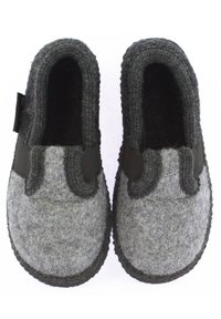 Grijze gevoerde slippers met een donkergrijze elastische band, ronde vorm, gestructureerd oppervlak en contrasterende zwarte stiksels langs de randen.