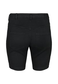 Pantalones cortos de mezclilla negra con una cinturilla de altura media, dos bolsillos traseros y una textura suave. La costura es visible alrededor de la cinturilla y los bolsillos.