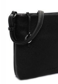 Borsa a tracolla in pelle nera con finitura testurizzata, chiusura con zip, tracolla regolabile e dettagli metallici. Presenta il logo del marchio sul lato.