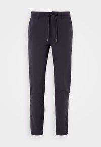 Pantalon noir slim fit pour homme avec passants de ceinture et cordon de serrage, poches avant et jambe fuselée, sur fond blanc.