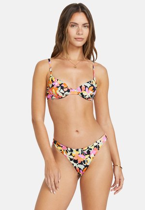 Blommig bikiniuppsättning med en svart bakgrund dekorerad med ljusrosa, orange och gula blommor. Toppen har justerbara band och ett bälte.