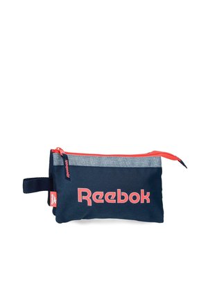 Neceser rectangular azul marino de Reebok con cremallera roja, franja gris, asa lateral y logotipo de Reebok en rojo en la parte frontal.