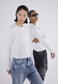 YOURTURN 2 PACK UNISEX - Langarmshirt - white/dark brown
