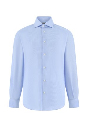 Chemise habillée bleu clair à manches longues avec fines rayures horizontales, devant boutonné, col pointu et poignets boutonnés, présentée sur fond blanc.
