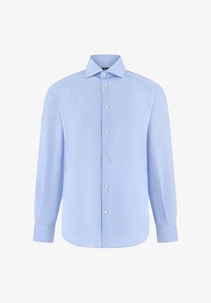 Hellblaues Hemd mit langen Ärmeln und feinen horizontalen Streifen, vorn mit Knöpfen, spitzem Kragen und geknöpften Manschetten, vor weißem Hintergrund dargestellt.