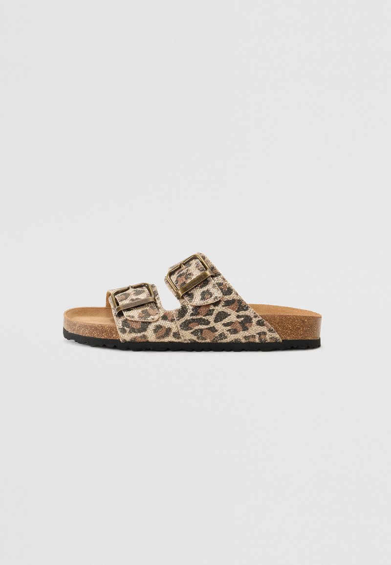 Sandal i leopardprint med to justerbare remme, en korksål og en struktureret sort gummisål. Inkluderer spænder i guldtoner.