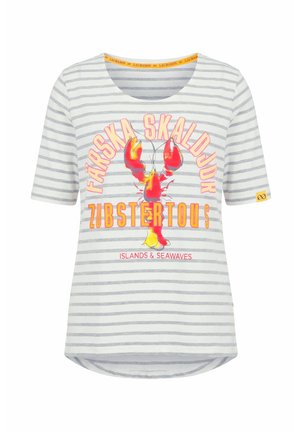 Biały i szary paskowany krótki rękaw koszulki z czerwonym nadrukiem homara oraz tekstem „Färska Skaldjur”, „Lobstertous” i „Islands & Seawaves”.