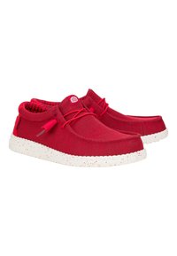 Rote Strickschuhe mit strukturiertem Finish, ausgestattet mit einer weiß gepunkteten Sohle und elastischen Schnürsenkeln für eine optimale Anpassung. Einfaches, funktionales Design.
