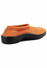 Scarpa slip-on lavorata a maglia arancione con suola in gomma nera bassa. Presenta un design arrotondato e una parte superiore testurizzata per traspirabilità e comfort.