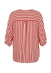 Blouse rayée rouge et blanche, à manches courtes, coupe décontractée, avec une emmanchure au dos et de petits boutons sur les poignets.