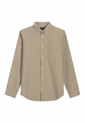 Beżowa męska koszula na guziki z długimi rękawami, zapiętym kołnierzykiem, kieszenią na piersi i białymi guzikami z przodu.