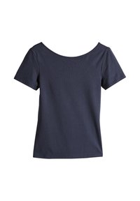 Laevasinise värvusega lühikeste varrukatega T-särk, valmistatud puuvillast. Omab laia, ümarat kaelust ja lõdvestunud istuvust. Sile pind ilma mustrite või täiendavate detailideta.