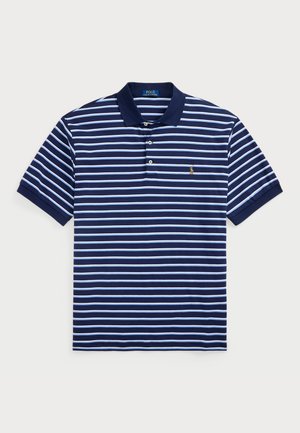 Temno modra polo majica s horizontalnimi svetlo modrimi črtami, tri gumbi, kratkimi rokavi in majhnim logotipom na levi strani prsnega koša.