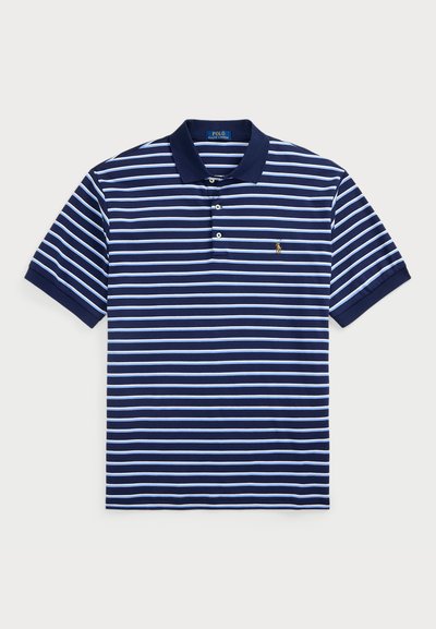 Granatowa koszulka polo z poziomymi jasnoniebieskimi paskami, trzy guziki, krótkie rękawy oraz małe logo na lewej piersi.