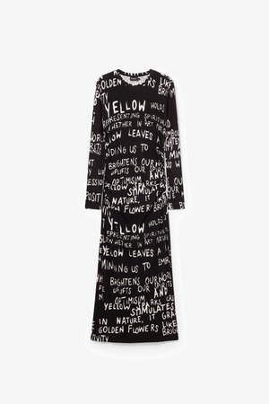 Robe noire arborant un texte blanc avec des polices variées, des manches longues, un col rond et une silhouette ajustée. Le texte comprend des phrases sur la symbolique des couleurs.