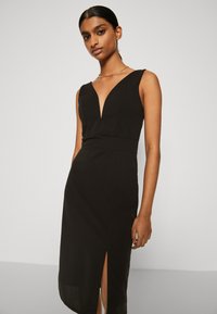 WAL G PETITE V NECK MIDI - Haljina od žerseja - black