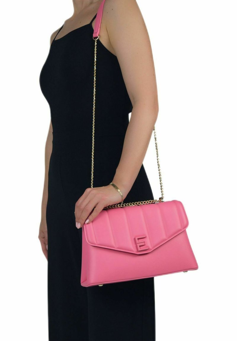 Borsa a tracolla in pelle sintetica rosa con design trapuntato, tracolla in catena dorata e logo in rilievo sul davanti. Chiusura a patta.