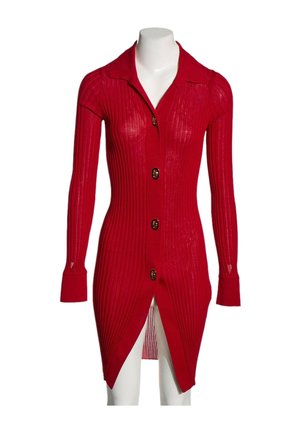 Cardigan long rouge en maille côtelée avec col et quatre boutons, porté sur un mannequin blanc, avec manches longues et fente avant à l'ourlet.
