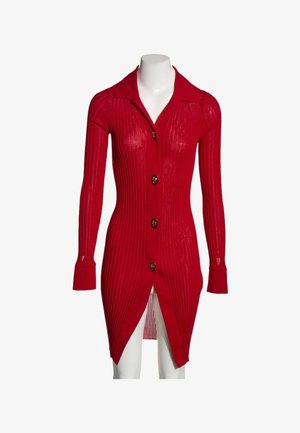 Langer roter, gerippter Strickcardigan mit Kragen und vier Knöpfen, getragen auf einer weißen Schaufensterpuppe, mit langen Ärmeln und einem vorderen Schlitz am Saum.