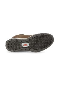 Botte en daim marron avec une semelle extérieure en caoutchouc noir texturé présentant un motif en diamant et un accent logo blanc en dessous.
