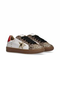 Sneakers bianchi con stampa leopardata, punte dorate glitterate, lacci neri, stella dorata sui lati, dettagli rossi sul tallone e suole in gomma marrone.