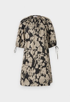 Vestido de estampado floral em preto e bege, feito de tecido suave. Apresenta um decote franzido e mangas curtas bufantes com laços.