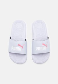 Sandale slide gri deschis cu o curea largă ce prezintă un logo roz Puma. Tălpică texturată și material superior neted, concepute pentru confort.