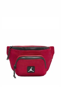 Borsa in tessuto rosso con due compartimenti con zip, zip nere e un prominente patch del logo Jordan nero sul fronte. Design compatto e funzionale.