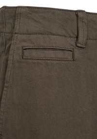 Khaki-bukser med en glat, vævet tekstur, der fremviser en baglomme med en syet kant og bæltestropper, i en neutral jordfarve.