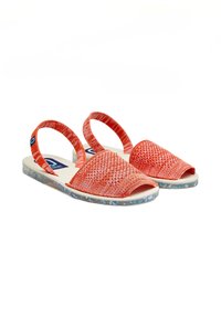 Sandalias slingback de punto rojas con un patrón texturizado, puntera abierta y suela moteada en azul claro, que cuentan con un diseño de planta cómoda.