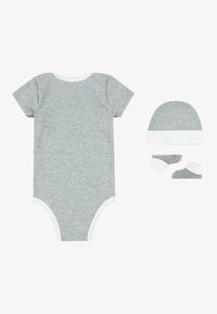 Body gri cu mâneci scurte și tiv alb, însoțit de o pălărie și botine asortate, toate confecționate dintr-un material moale.