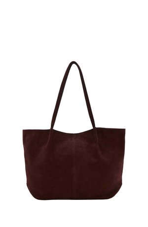 Bolso tote de ante marrón oscuro con dos asas para el hombro y un diseño simple y sin adornos, mostrado sobre un fondo blanco.