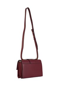 Borsa in pelle borgogna con finitura testurizzata, tracolla regolabile e hardware dorato. Presenta lati plissettati e una forma strutturata.