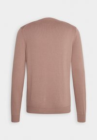 Pull marron clair à manches longues avec un col rond, vu de dos sur un fond blanc uni.