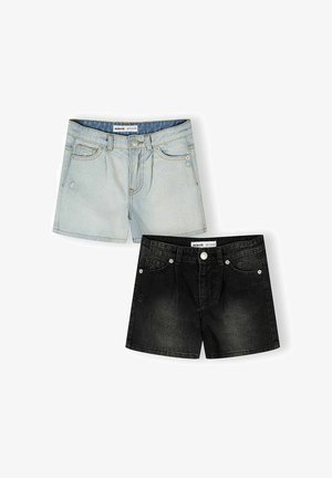 Lyseblå og sorte denimshorts med knapper foran, bæltestropper og lommer, vist fladt på en hvid baggrund.