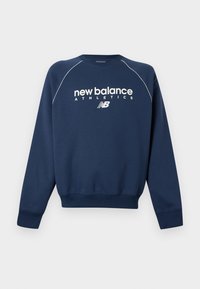 Φούτερ μπλέ ναυτικό με λευκή επιγραφή "new balance ATHLETICS" και λογότυπο, με μακριά μανίκια και λευκή ρίγα κατά μήκος των ραφών raglan.