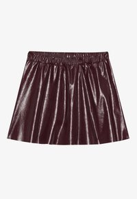 Jupe courte en simili cuir bourgogne foncé avec taille élastique froncée et légère évasement sur un fond clair.