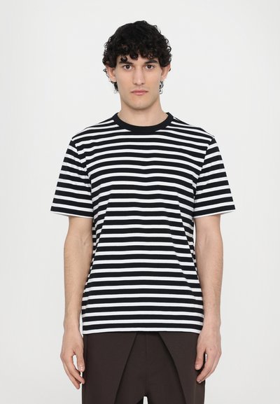 Sort-hvidstribet t-shirt med korte ærmer og rund halsudskæring, lavet af blødt stof, præsenteret på en neutral baggrund.